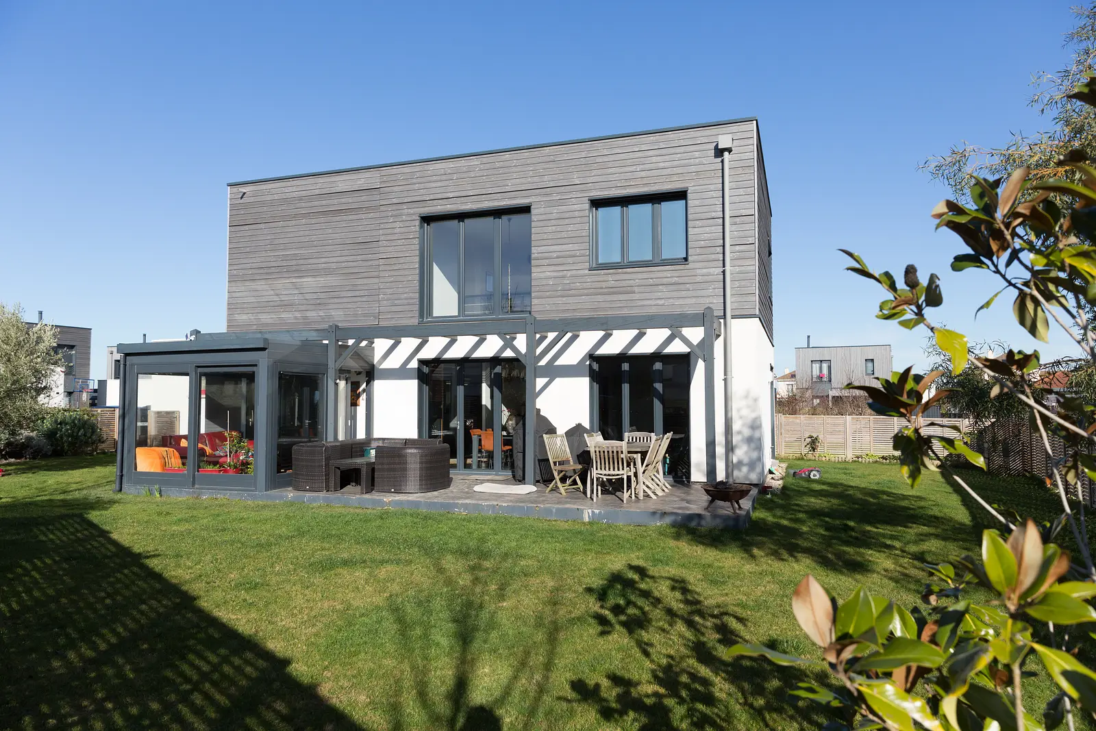 Photo Maison contemporaine de 155m2 avec véranda