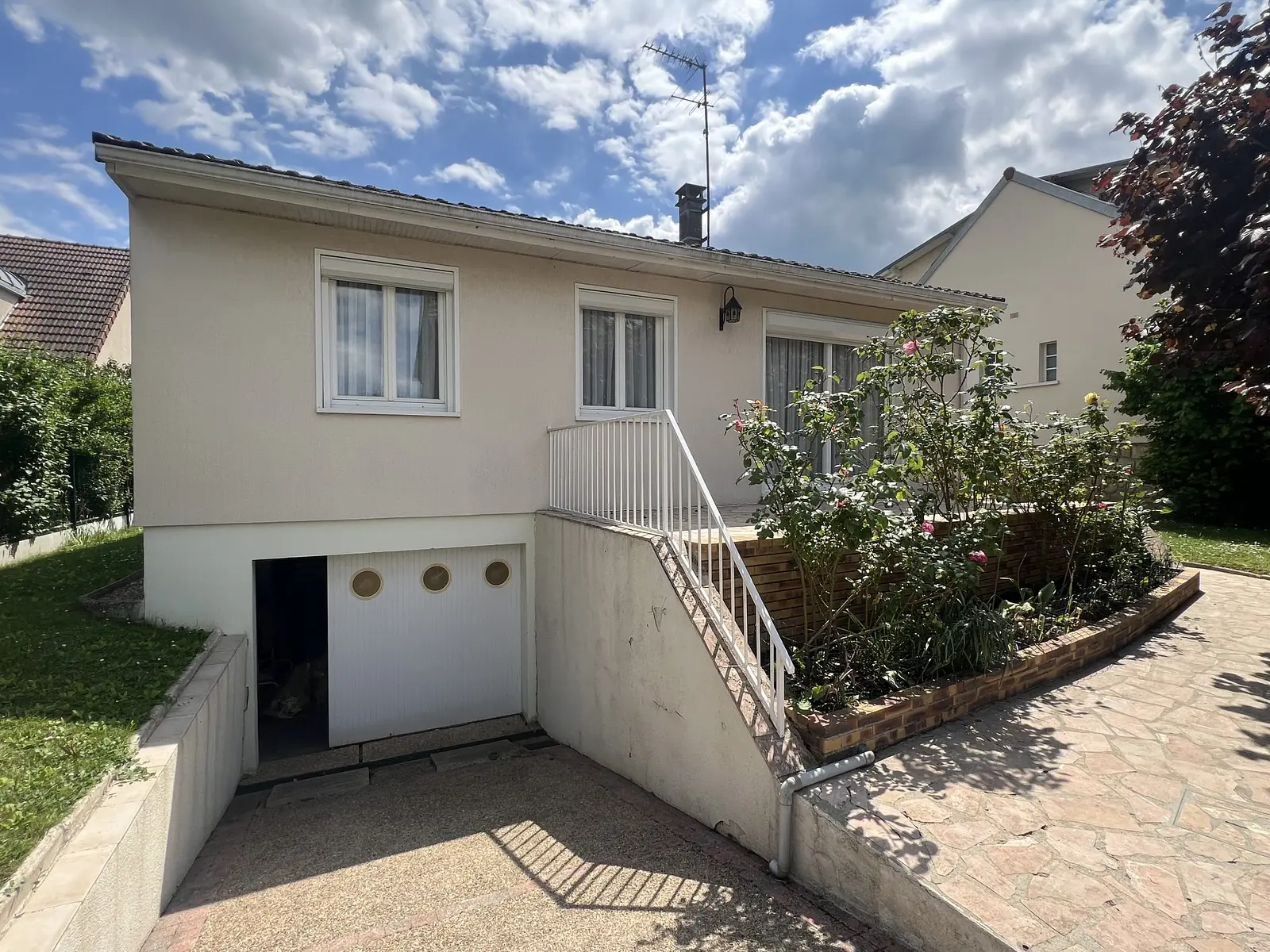 Photo Maison individuelle avec sous-sol total, DPE D